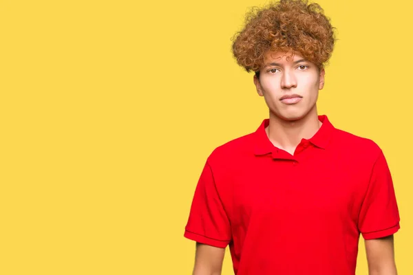 Jonge Knappe Man Met Afro Haar Dragen Rode Shirt Ontspannen — Stockfoto