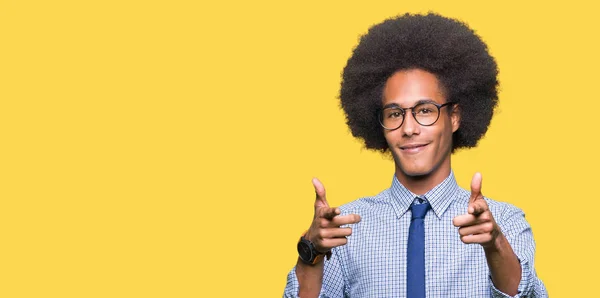 Unga Afroamerikanska Affärsman Med Afro Hår Glasögon Pekar Finger Till — Stockfoto