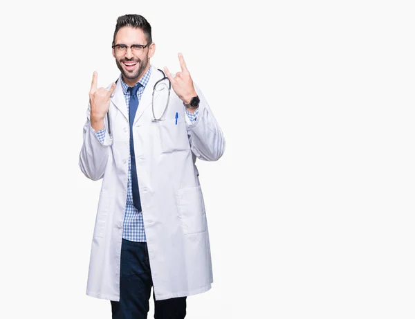 Guapo Joven Médico Sobre Fondo Aislado Gritando Con Expresión Loca —  Fotos de Stock