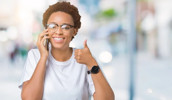 Mujer Afroamericana Joven Hablando Por Teléfono Sobre Fondo Aislado Feliz — Foto de Stock