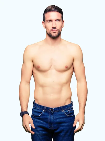 Hombre Guapo Sin Camisa Mostrando Pecho Desnudo Relajado Con Expresión —  Fotos de Stock