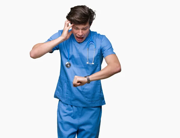 Giovane Medico Uniforme Medica Sfondo Isolato Guardando Tempo Orologio Preoccupato — Foto Stock