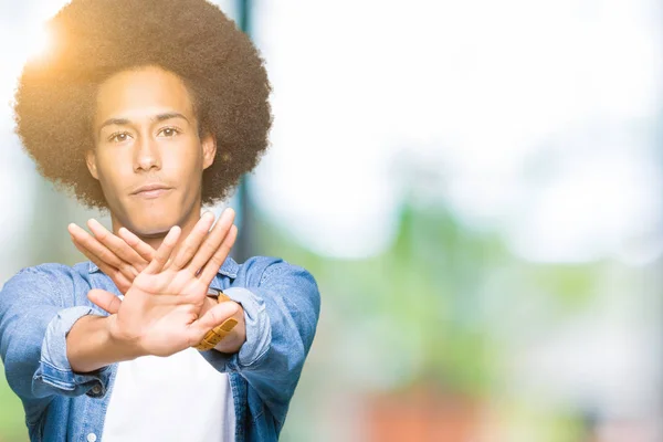 Joven Afroamericano Con Cabello Afro Expresión Rechazo Cruzando Brazos Palmas —  Fotos de Stock