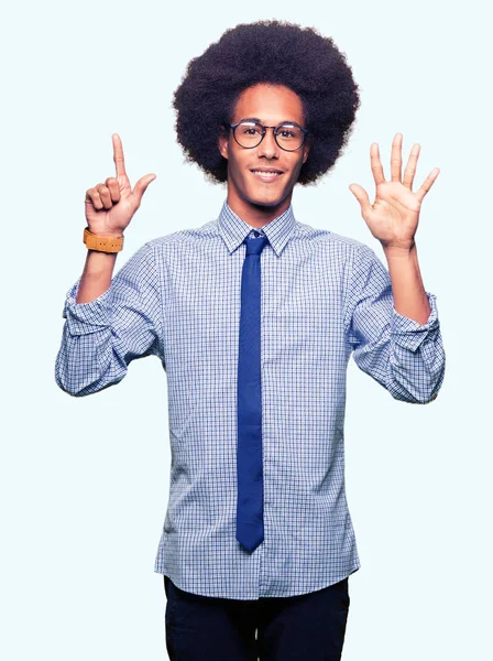 Joven Hombre Negocios Afroamericano Con Cabello Afro Usando Gafas Que — Foto de Stock