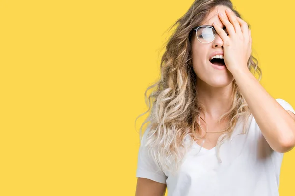 Linda Jovem Loira Usando Óculos Sobre Fundo Isolado Bocejo Cansado — Fotografia de Stock