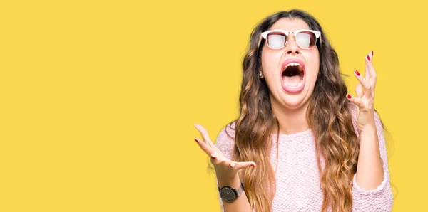 Mujer Hermosa Joven Con Gafas Sol Suéter Rosa Loco Loco —  Fotos de Stock