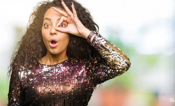 Young Beautiful Girl Curly Hair Wearing Night Party Dress Doing — Stock Photo, Image