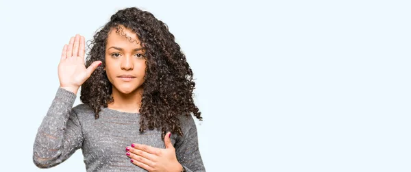 Junge Schöne Frau Mit Lockigem Haar Grauem Pullover Die Mit — Stockfoto