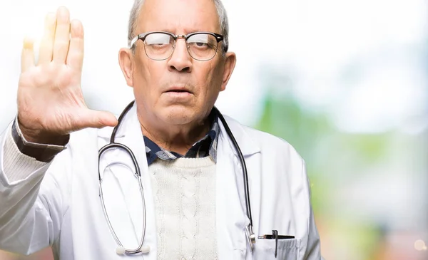Gutaussehender Oberarzt Medizinischem Mantel Der Aufhört Mit Der Hand Singen — Stockfoto
