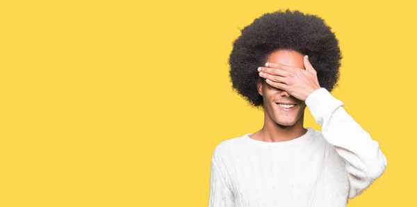 Молодий Афроамериканець Людиною Афро Волосся Окулярах Посміхаючись Сміючись Рукою Обличчі — стокове фото
