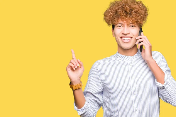 Joven Hombre Guapo Hablando Por Teléfono Muy Feliz Señalando Con —  Fotos de Stock
