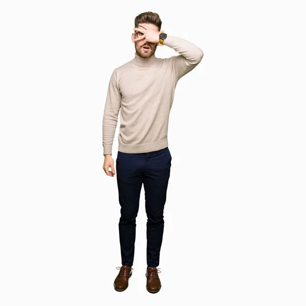 Mladý Pohledný Obchodní Muž Nosí Brýle Prohlížení Šoku Pokrývající Obličej — Stock fotografie