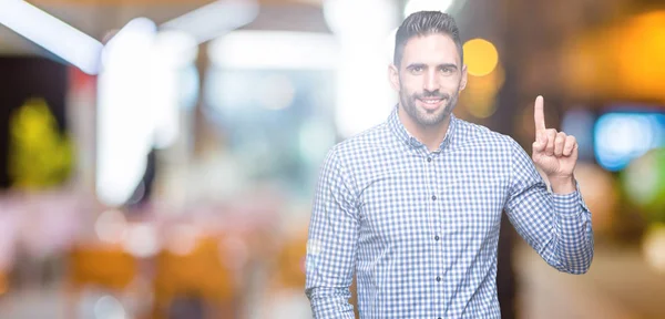 Joven Hombre Guapo Sobre Fondo Aislado Mostrando Señalando Hacia Arriba —  Fotos de Stock