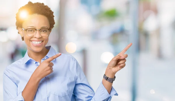 Unga Vackra Afroamerikansk Affärskvinna Över Isolerade Bakgrund Leende Och Tittar — Stockfoto