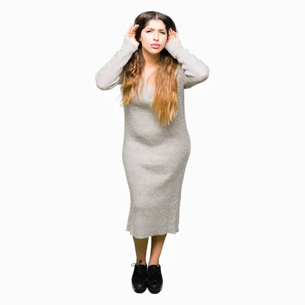 Mujer Hermosa Joven Vistiendo Vestido Invierno Tratando Escuchar Ambas Manos —  Fotos de Stock