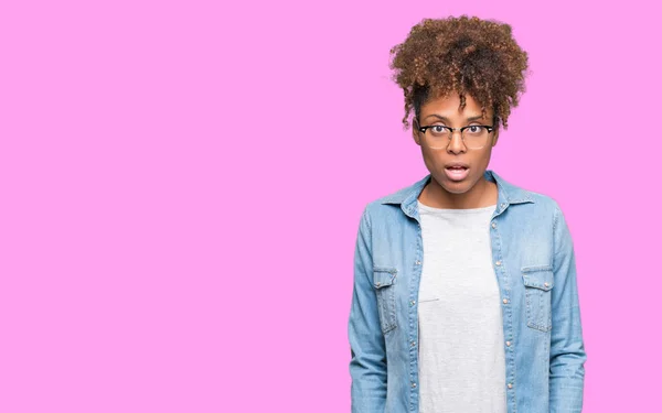 Mooie Jonge African American Vrouw Het Dragen Van Bril Geïsoleerde — Stockfoto