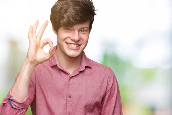 Jonge Knappe Zakenman Geïsoleerde Achtergrond Glimlachend Positieve Doen Teken Met — Stockfoto