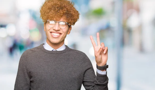 Молодой Привлекательный Бизнесмен Афроволосами Очках Улыбается Счастливым Лицом Подмигивая Камеру — стоковое фото
