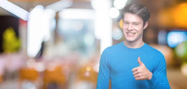 Jonge Knappe Man Dragen Blauwe Trui Geïsoleerde Achtergrond Doen Gelukkig — Stockfoto