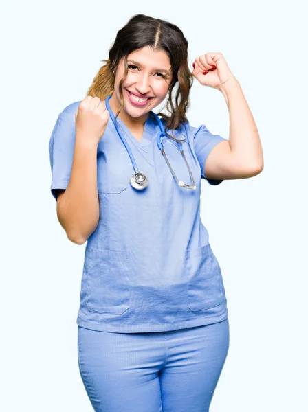 Jovem Mulher Médica Adulta Vestindo Uniforme Médico Muito Feliz Animado — Fotografia de Stock