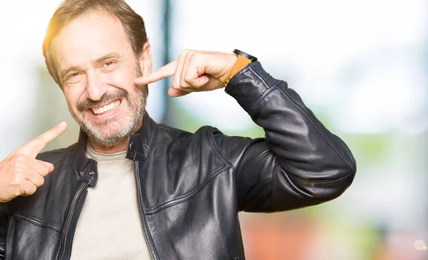 Hombre Guapo Mediana Edad Con Chaqueta Cuero Negro Sonriendo Confiado — Foto de Stock