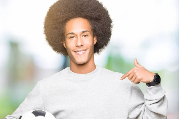 Joven Afroamericano Con Pelo Afro Sosteniendo Pelota Fútbol Con Cara —  Fotos de Stock