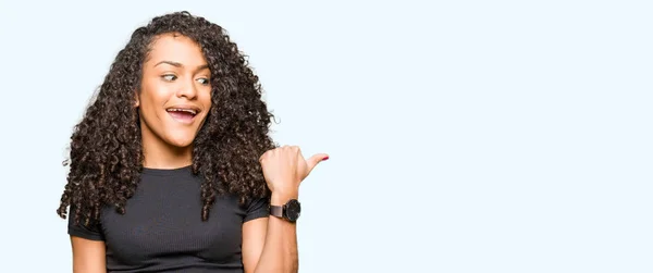 Joven Hermosa Mujer Con Pelo Rizado Sonriendo Con Cara Feliz —  Fotos de Stock