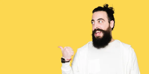 Jovem Com Cabelos Longos Barba Vestindo Camisola Esportiva Sorrindo Com — Fotografia de Stock