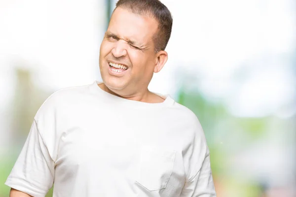 Medelåldern Arabiska Mannen Wearig Vit Shirt Över Isolerade Bakgrund Winking — Stockfoto