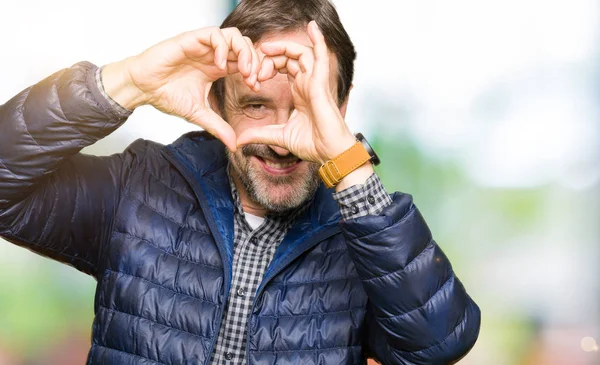 Hombre Guapo Mediana Edad Vistiendo Abrigo Invierno Haciendo Forma Corazón —  Fotos de Stock