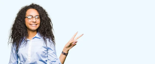 Menina Negócios Bonita Nova Com Cabelo Encaracolado Usando Óculos Sorrindo — Fotografia de Stock