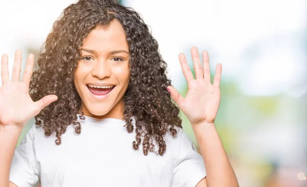 Mulher Bonita Nova Com Cabelo Encaracolado Vestindo Shirt Branca Mostrando — Fotografia de Stock