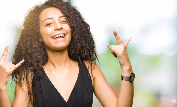 Joven Chica Hermosa Con Pelo Rizado Usando Falda Moda Gritando —  Fotos de Stock