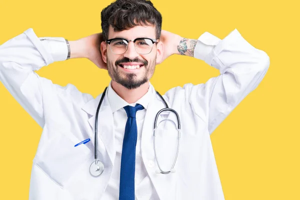 Jovem Médico Vestindo Casaco Hospital Sobre Fundo Isolado Relaxando Esticando — Fotografia de Stock