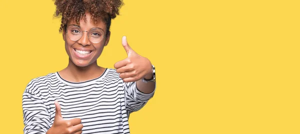 Linda Jovem Afro Americana Vestindo Óculos Sobre Fundo Isolado Aprovando — Fotografia de Stock