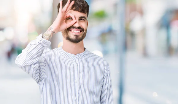 Genç Yakışıklı Adamı Gülümseyen Parmakları Ile Mutlu Yüz Üzerinden Seyir — Stok fotoğraf
