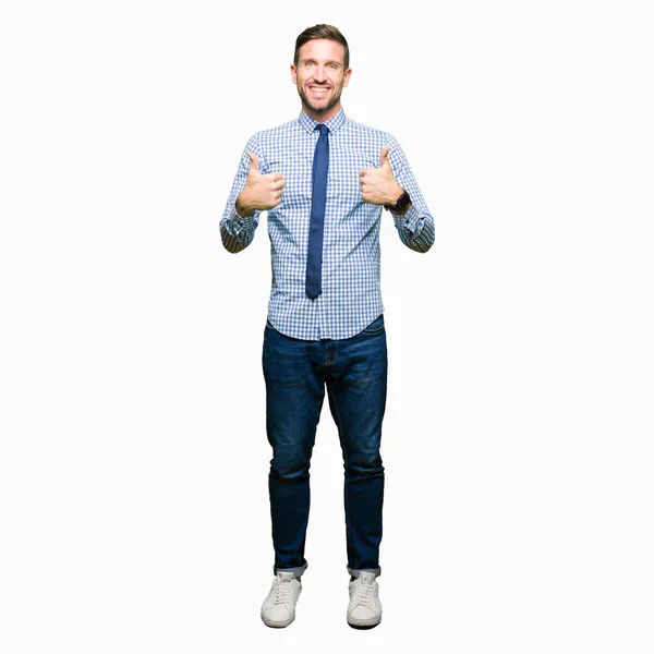 Pohledný Obchodní Muž Nosí Kravatu Úspěch Znamení Dělá Pozitivní Gesto — Stock fotografie