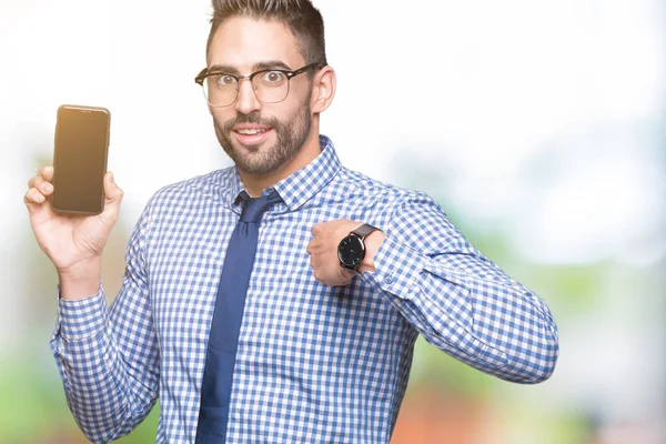 Joven Hombre Negocios Mostrando Pantalla Del Teléfono Inteligente Sobre Fondo —  Fotos de Stock