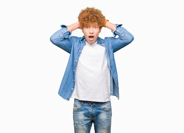 Joven Hombre Guapo Con Pelo Afro Vistiendo Chaqueta Mezclilla Loco — Foto de Stock