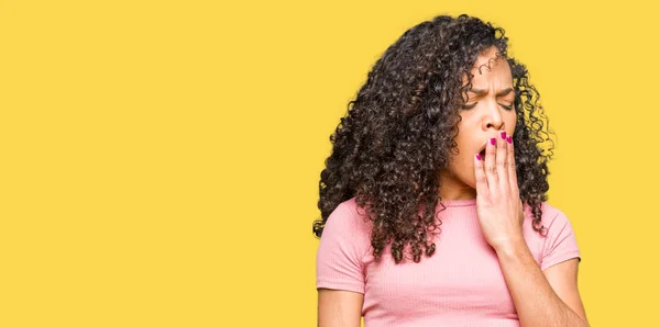 Joven Hermosa Mujer Con Pelo Rizado Con Camiseta Rosa Aburrido —  Fotos de Stock