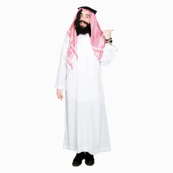 Arab Üzletember Hosszú Hajat Visel Hagyományos Keffiyeh Sál Mosolygós Boldog — Stock Fotó