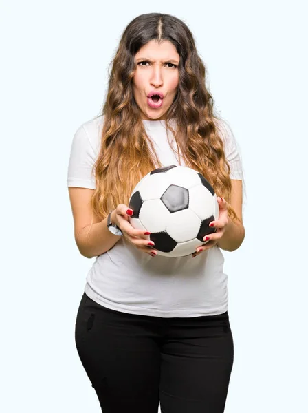 Junge Erwachsene Frau Die Fußballball Der Hand Hält Erschrocken Mit — Stockfoto