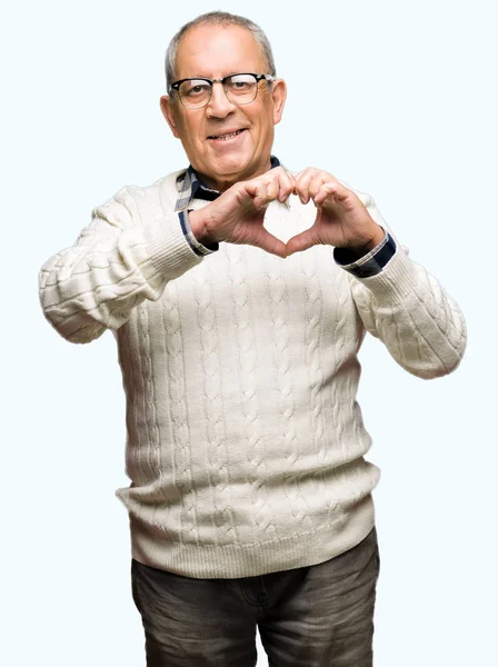 Bonito Homem Sênior Usando Óculos Camisola Inverno Sorrindo Amor Mostrando — Fotografia de Stock