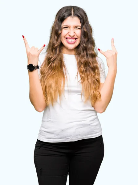 Jovem Mulher Bonita Vestindo Casual Shirt Branca Gritando Com Expressão — Fotografia de Stock