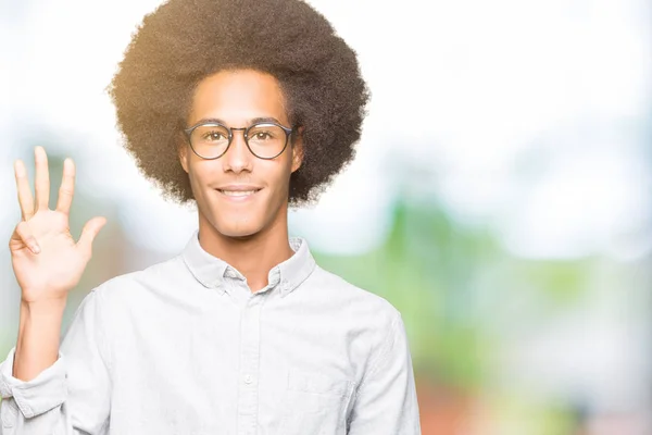 Unga Afroamerikanska Man Med Afro Hår Glasögon Visar Och Pekar — Stockfoto