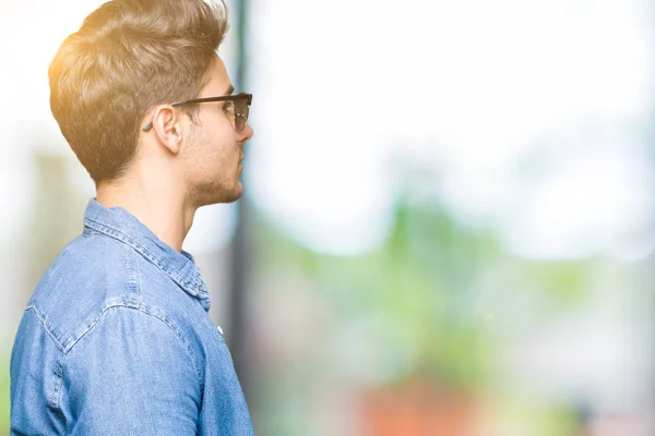 Joven Hombre Guapo Con Gafas Sol Sobre Fondo Aislado Mirando —  Fotos de Stock