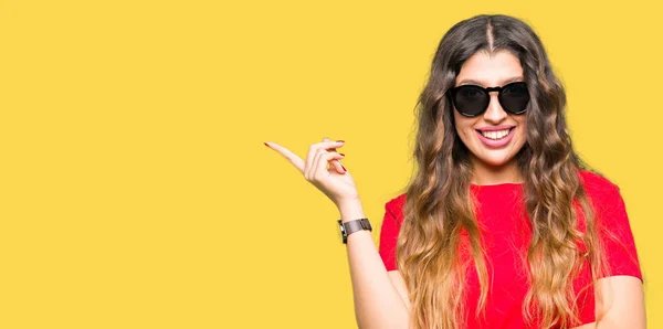 Joven Hermosa Mujer Vistiendo Camiseta Roja Gafas Sol Con Una —  Fotos de Stock