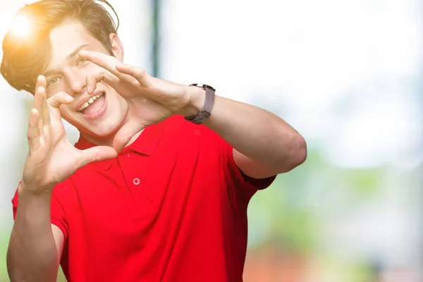 Jonge Knappe Man Dragen Rode Shirt Geïsoleerde Achtergrond Glimlachen Liefde — Stockfoto