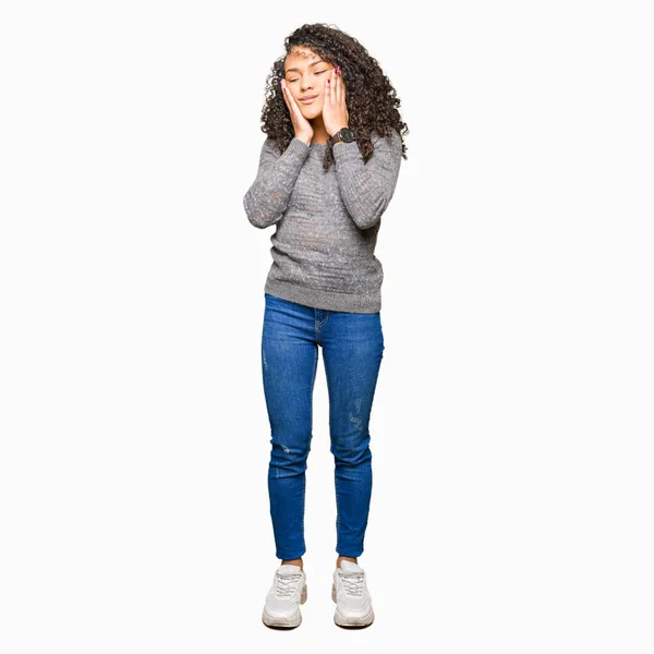 Junge Schöne Frau Mit Lockigem Haar Trägt Grauen Pullover Müde — Stockfoto