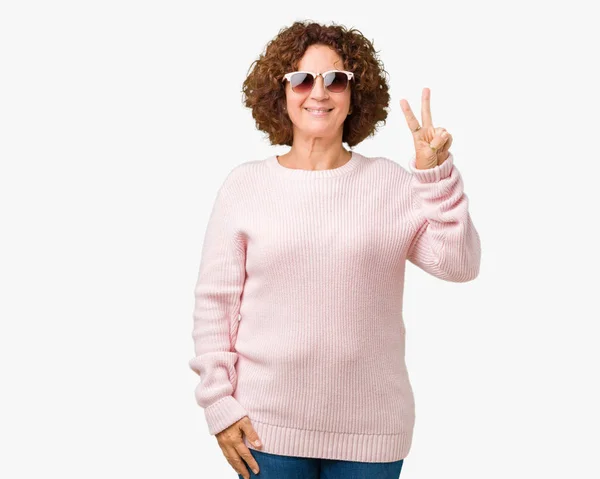 Hermosa Mujer Mediana Edad Ager Vistiendo Suéter Rosa Gafas Sol —  Fotos de Stock